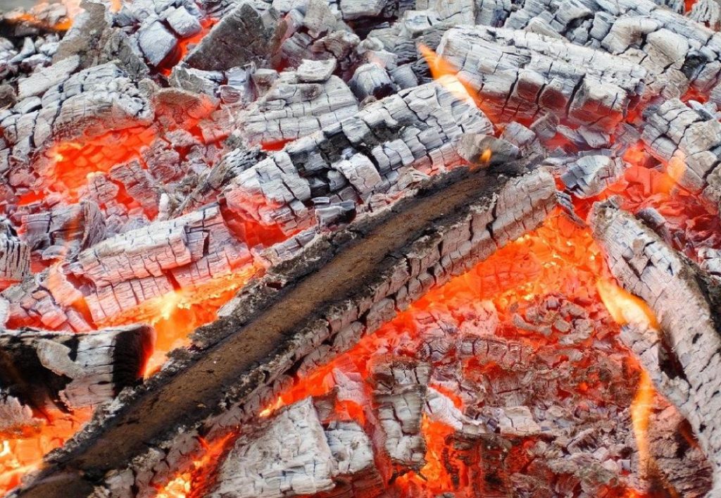 Blick in ein Feuer mit glühender Kohle.