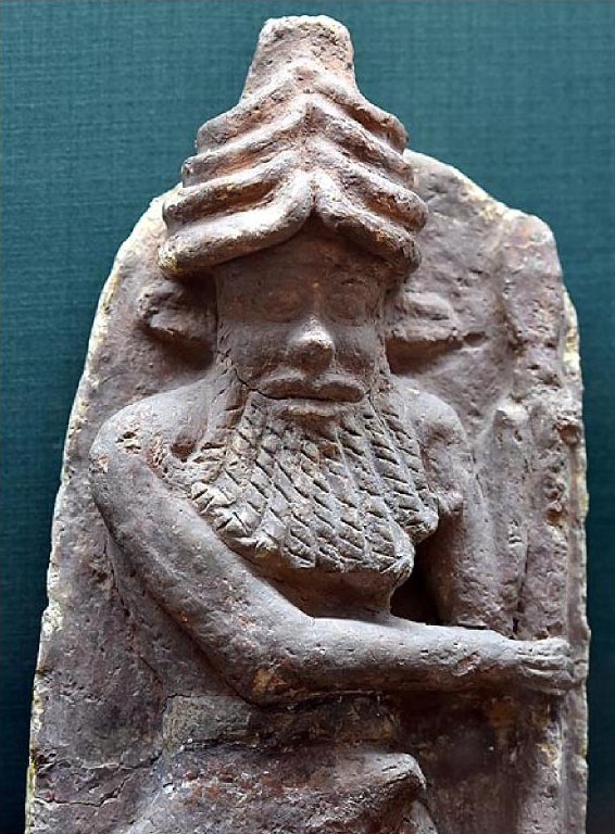 Wandrelief: Gilgameschs Freund, das Naturwesen Enkidu, mit einem leicht wilden Äußeren und einer großen, unförmi-gen Kopfbedeckung.