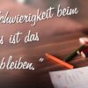 Ein Kind mit einem Stift in der Hand, ergänzt von einer Schriftzeile: "Die größte Schwierigkeit beim Schreiben, das ist das auf der Zeile bleiben."