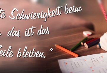 Ein Kind mit einem Stift in der Hand, ergänzt von einer Schriftzeile: "Die größte Schwierigkeit beim Schreiben, das ist das auf der Zeile bleiben."