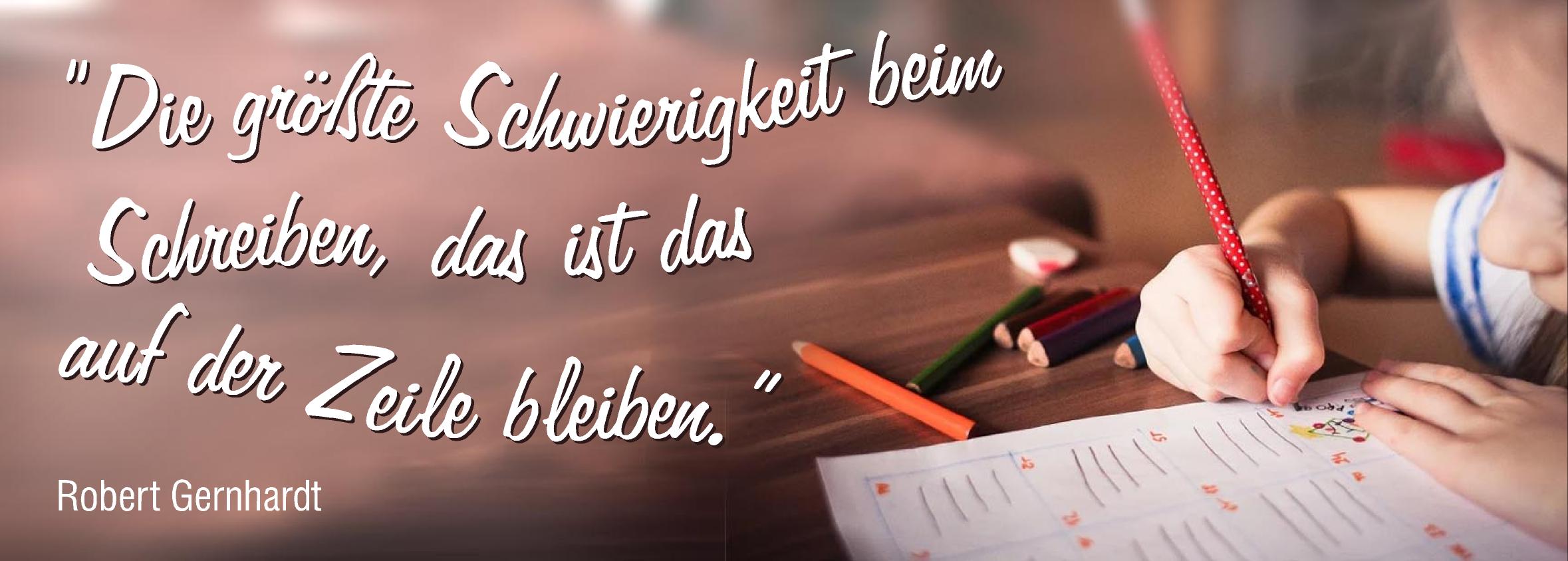 Ein Kind mit einem Stift in der Hand, ergänzt von einer Schriftzeile: "Die größte Schwierigkeit beim Schreiben, das ist das auf der Zeile bleiben."