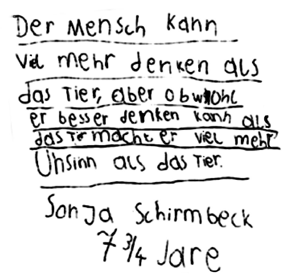 Handschrift eines 7-jährigen Mädchens. Zu lesen ist die Zeile "Der Mensch kann viel mehr denken als das Tier, aber obwohl er besser denken kann als das Tier macht er viel mehr Unsinn als das Tier."