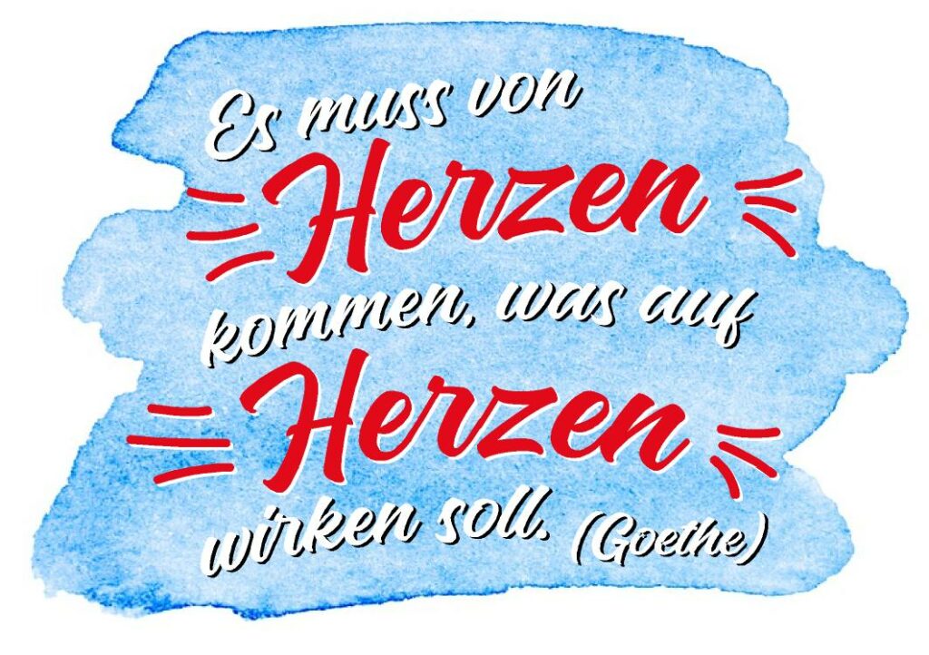 Mit hellblauem Aquarell unterlegte Schriftprobe einer Plakatschrift im Handlettering-Stil. Textzeile "Es muss von HErzen kommen, was auf Herzen wirken soll." (Goethe))
