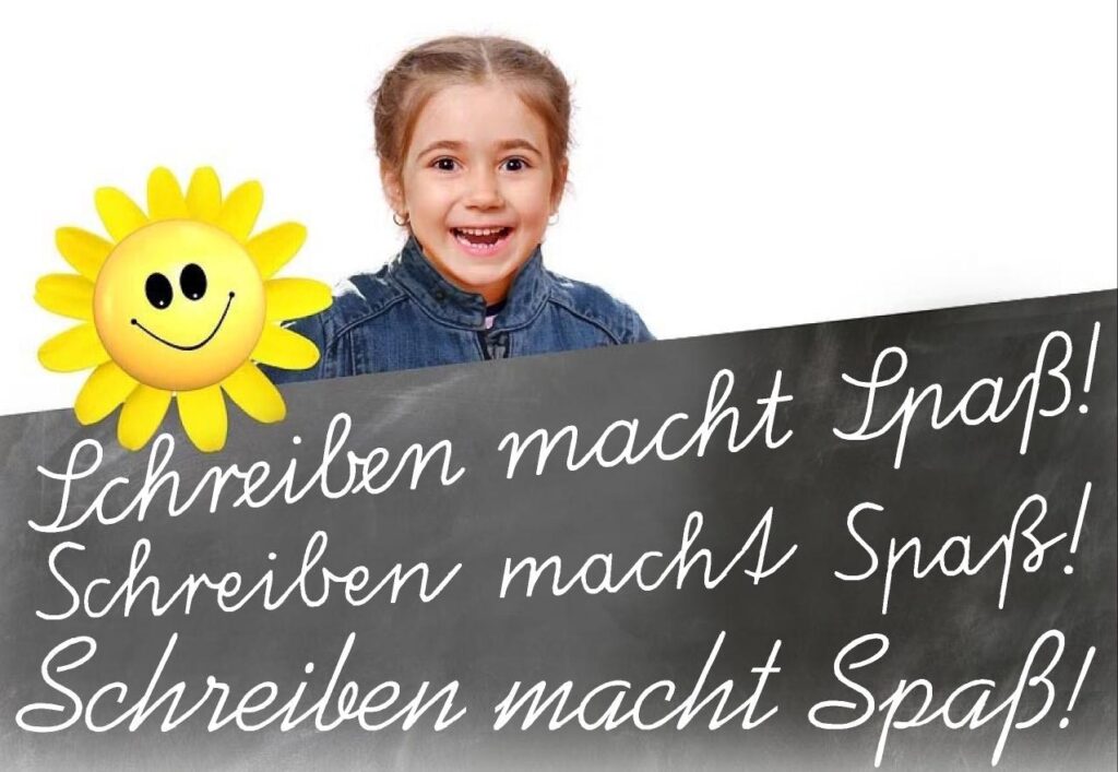 Ein lachendes Mädchen in Jeansjacke, ein gelbes Smiley in Sonnenblumenform vor einer Schiefertafel, die in drei Schreibschriften die Zeile "Schreiben macht Spaß" übereinander stellt.