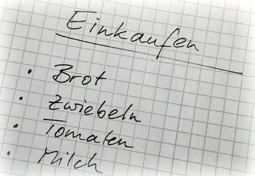 Einkaufszettel auf kariertem Notizpapier