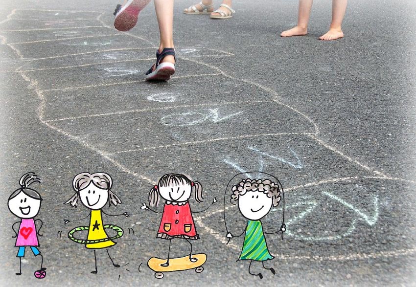 Die Füße von Kindern, die auf Straßenasphalt ein mit Kreide eingezeichnetes Kästchenspiel spielen. Im Vordergund eingezeichnete bunte in typischen Spielposen: Seilspringen, Ballspielen, Bauchreifen kreisen lassen, Skateboard fahren.