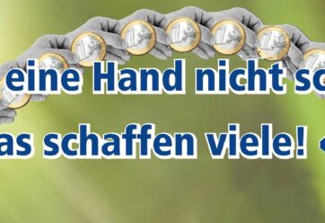 Eine Hand hält eine Münze. Viele Hände, jeweils mit einer Münze, kommen dazu. Eine große Summe entsteht. Das Bild entspricht dem Raiffeisen-Motto.