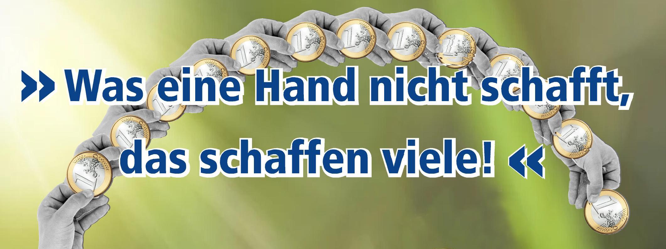 Eine Hand hält eine Münze. Viele Hände, jeweils mit einer Münze, kommen dazu. Eine große Summe entsteht. Das Bild entspricht dem Raiffeisen-Motto.