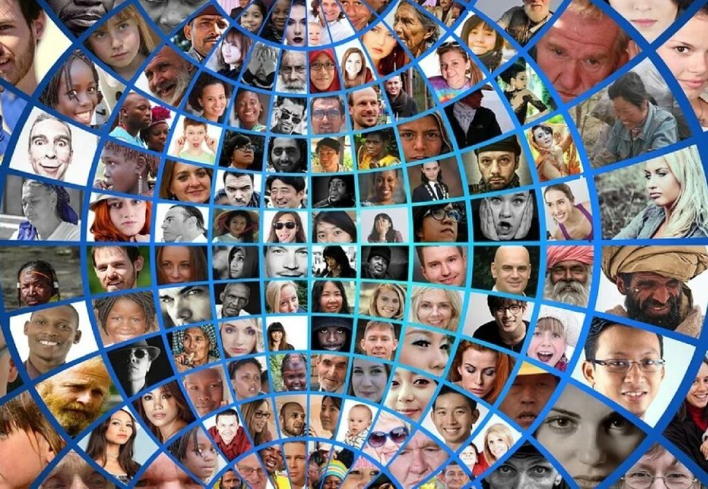 Fotomontage mit vielen Gesichtern aus aller Welt als Bild einer Raiffeisen-Genossenschaft.