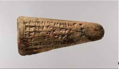 Ein mit Keilschrift versehener Tonkegel aus der Bronzezeit.